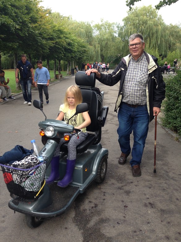 Berit Lea samler ind