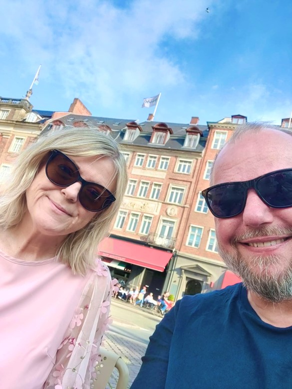 Ulla og Tobias samler ind