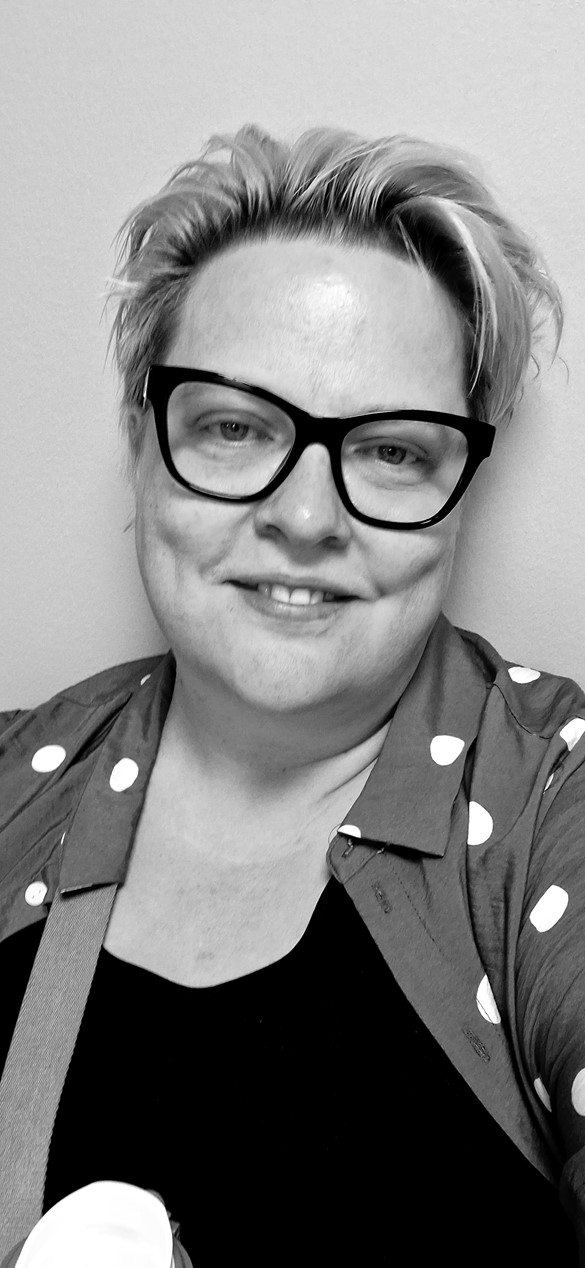 Sara samler ind